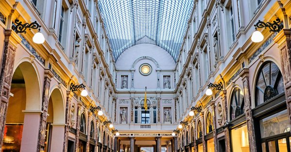 How to set up a UK-based digital art gallery and ensure compliance with intellectual property laws?